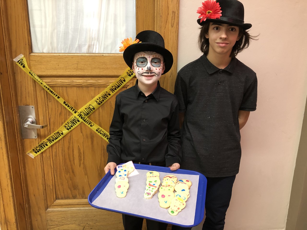 Des élèves ont décoré et distribué des biscuits en forme de tête de mort à leurs camarades